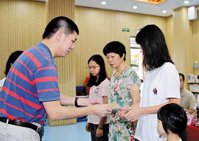 8月26日下午，我集團在橋頭鎮(zhèn)第三小學舉行了2019年助學金發(fā)放儀式，21名橋頭籍貧困家庭大學生獲得資助。