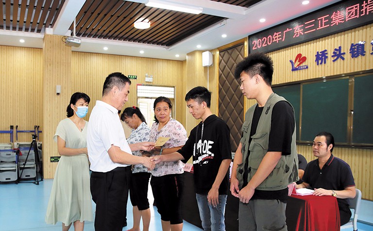 9月15日上午，我集團在橋頭鎮(zhèn)第三小學舉行了2020年助學金發(fā)放儀式，助理總裁朱保當代表我集團向23名橋頭籍困難家庭大學生發(fā)放了17.8萬元助學金。這是我集團連續(xù)第12年資助橋頭籍困難家庭大學生完成大