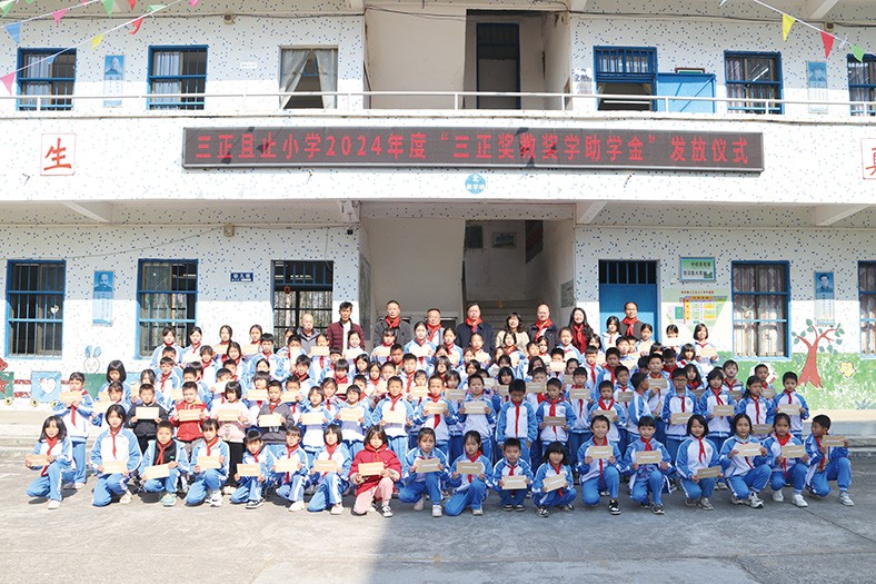 12月19日至20日，廣東省教育基金會副秘書長謝紹熺帶隊，前往肇慶市封開縣、云浮市郁南縣等地，代表我集團向三正金樓小學、三正且止小學、三正東二小學等十所三正學校表現(xiàn)優(yōu)秀的師生及家庭有困難的師生頒發(fā)了“